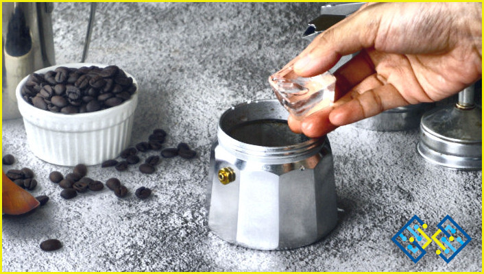 ¿Cómo limpiar una jarra de café de cristal?
