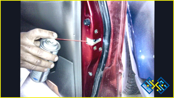 ¿Cómo arreglar una bisagra de la puerta del coche doblada?