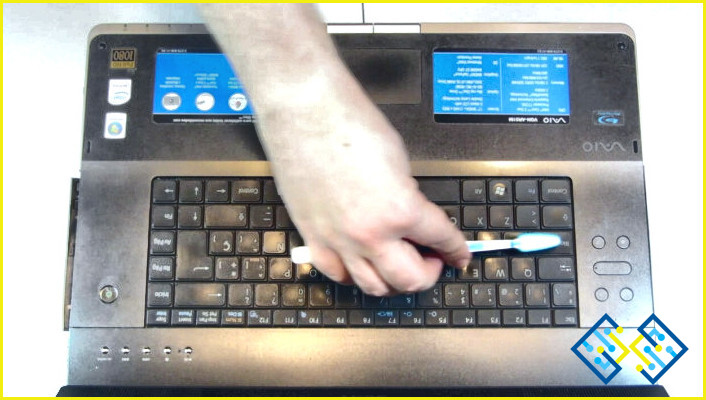 Cómo limpiar el teclado de un ordenador portátil después de derramar Coca-Cola en él?