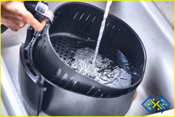 ¿Cómo limpiar la cesta de la freidora de aire con bicarbonato de sodio?