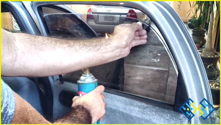 Cómo quitar el pegamento del tinte de la ventana de las ventanas del coche?