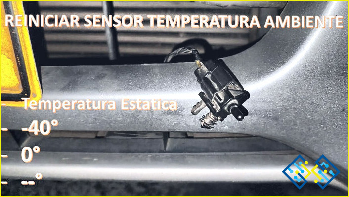 ¿Cómo restablecer el indicador de temperatura exterior en el coche?