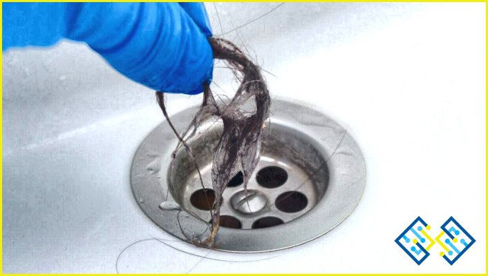 ¿Cómo limpiar el pelo del desagüe de la ducha?
