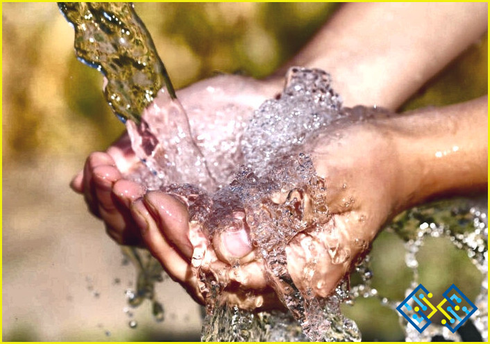 ¿Cómo limpiar la fuente de agua al aire libre?

