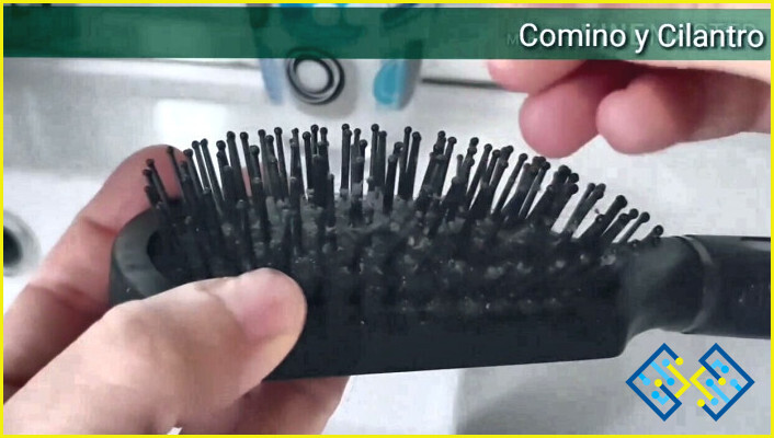 ¿Cómo limpiar la pelusa del cepillo del pelo?