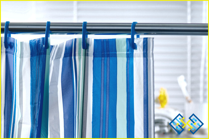 Cómo limpiar una cortina de ducha de plástico sin una lavadora?
